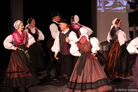 Ples in glasba izpod kamniških planin v izvedbi Folklorne skupine Kamnik in njihovih prijateljev  (94)